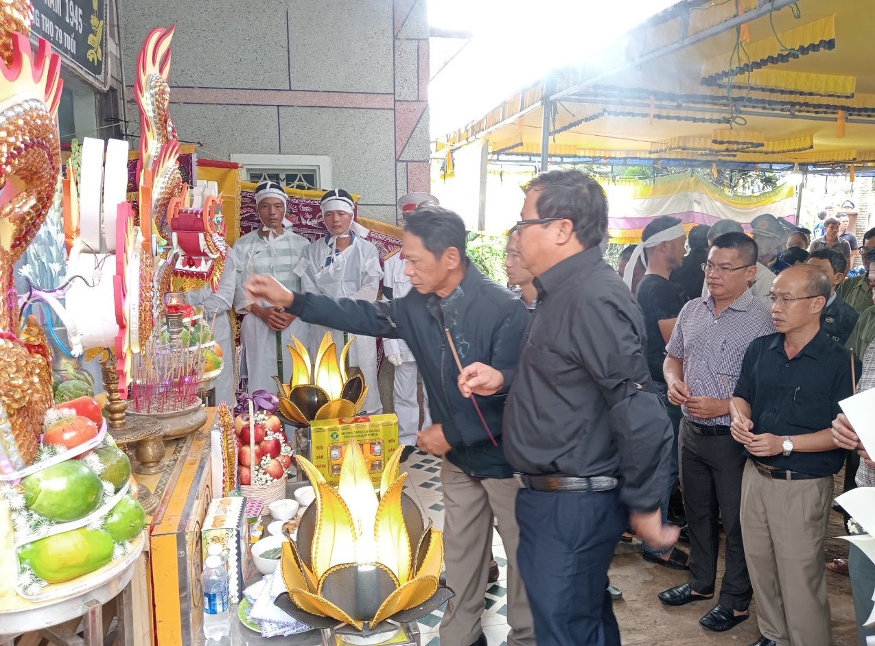 Ban lễ tang huyện EaKar tổ chức lễ truy điệu đồng chí Trần Duy Toàn, đảng viên huy hiệu 55 năm tuổi Đảng.